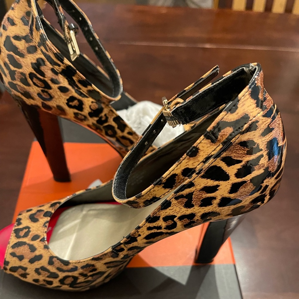 Let the growl out in you in these leopard peep toe heels.
